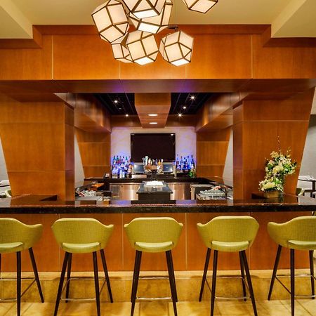 Отель Courtyard By Marriott Boston Logan Airport Экстерьер фото