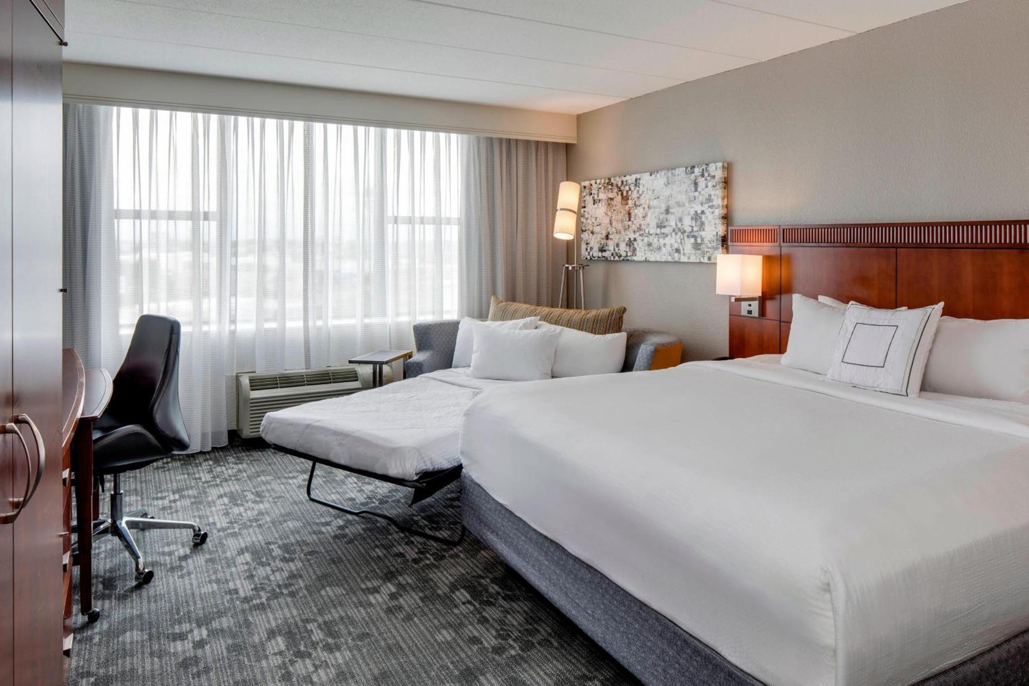 Отель Courtyard By Marriott Boston Logan Airport Экстерьер фото