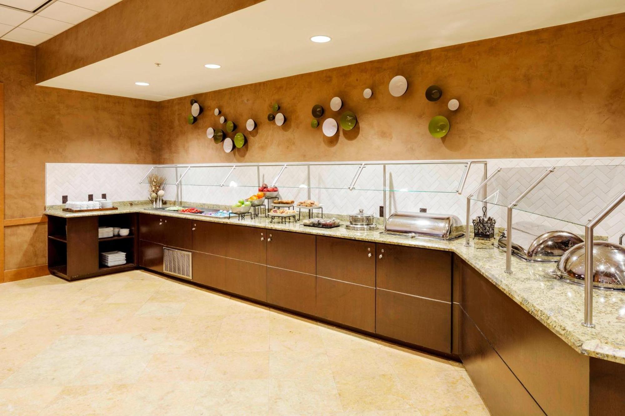 Отель Courtyard By Marriott Boston Logan Airport Экстерьер фото