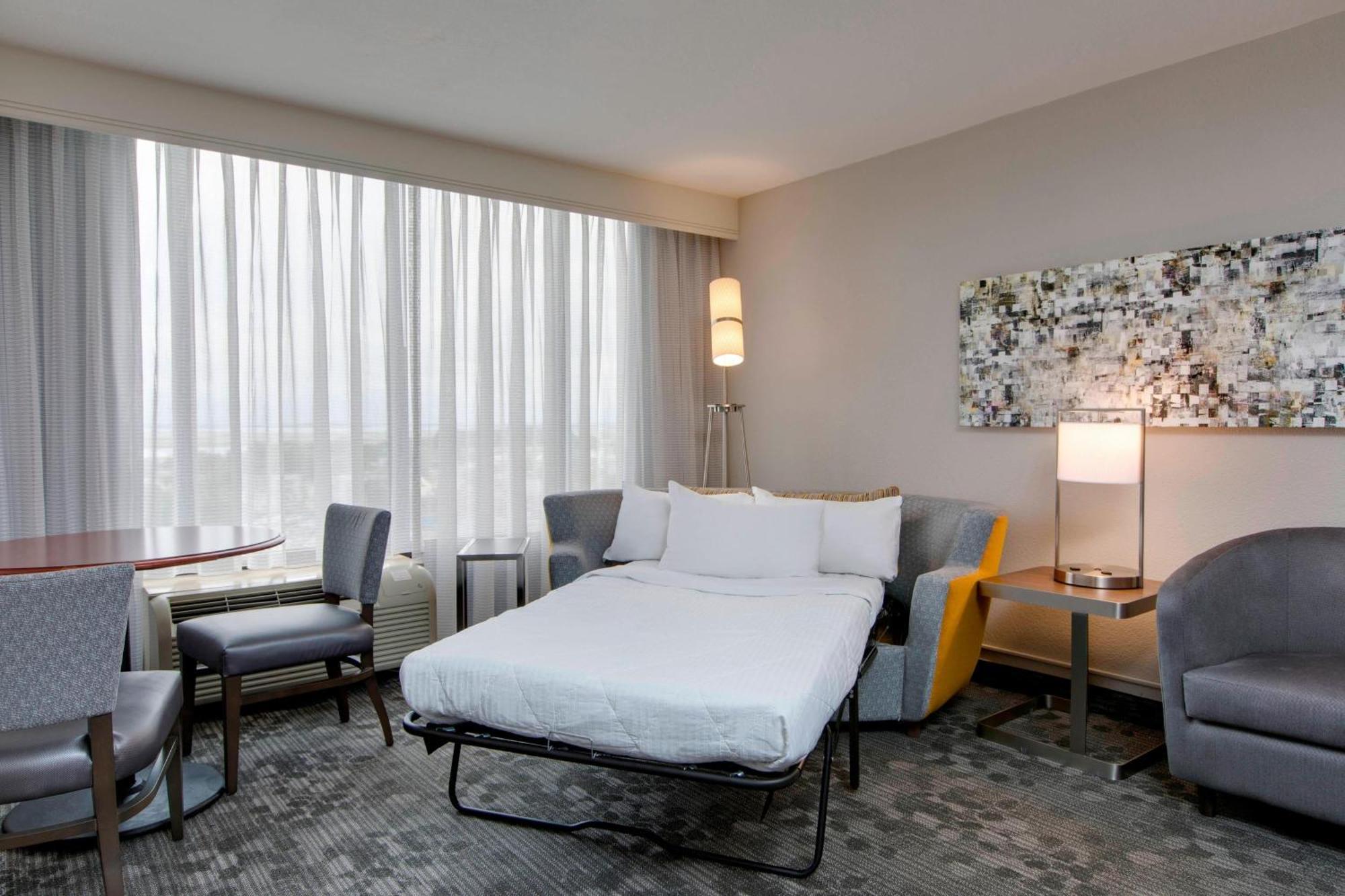Отель Courtyard By Marriott Boston Logan Airport Экстерьер фото