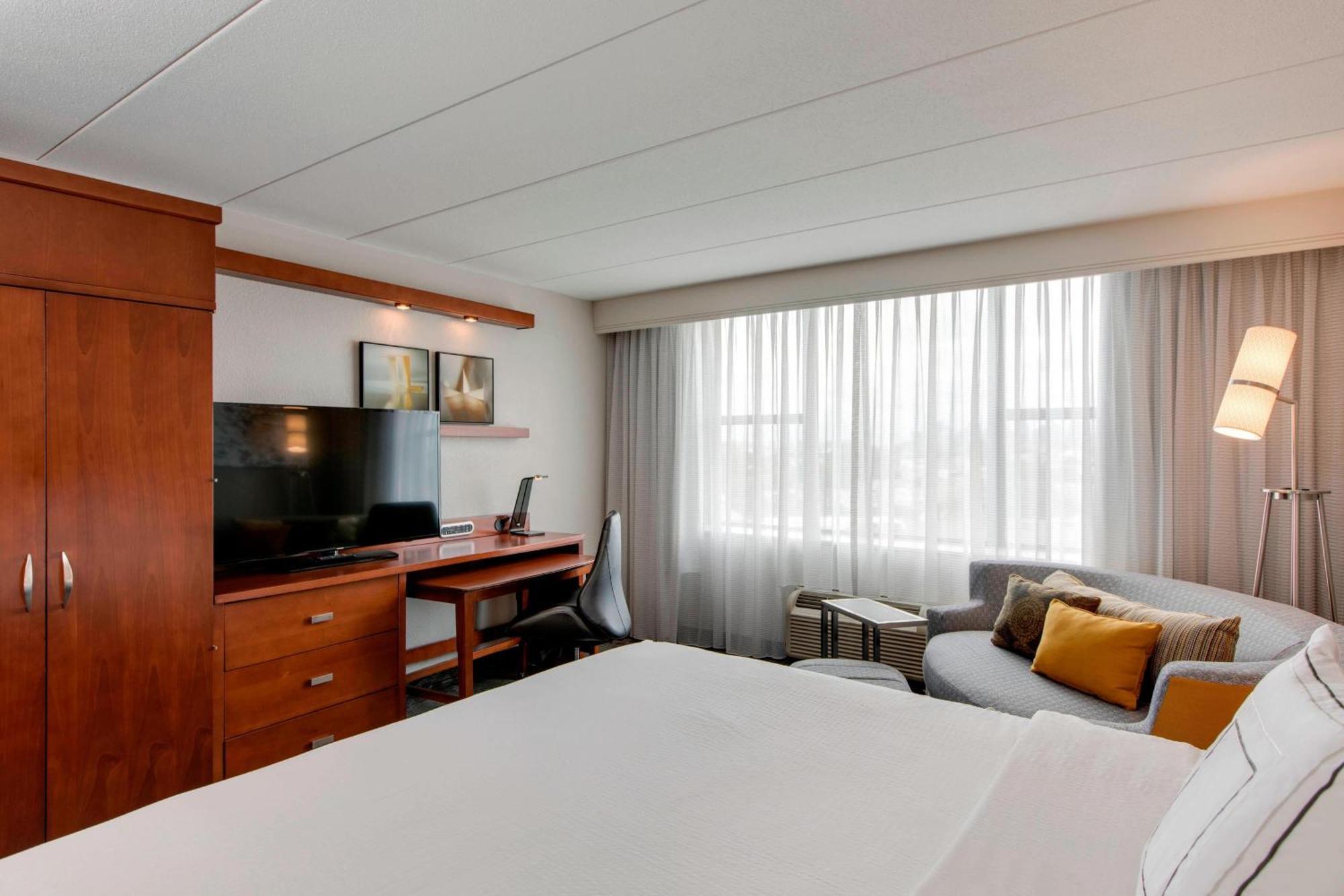 Отель Courtyard By Marriott Boston Logan Airport Экстерьер фото