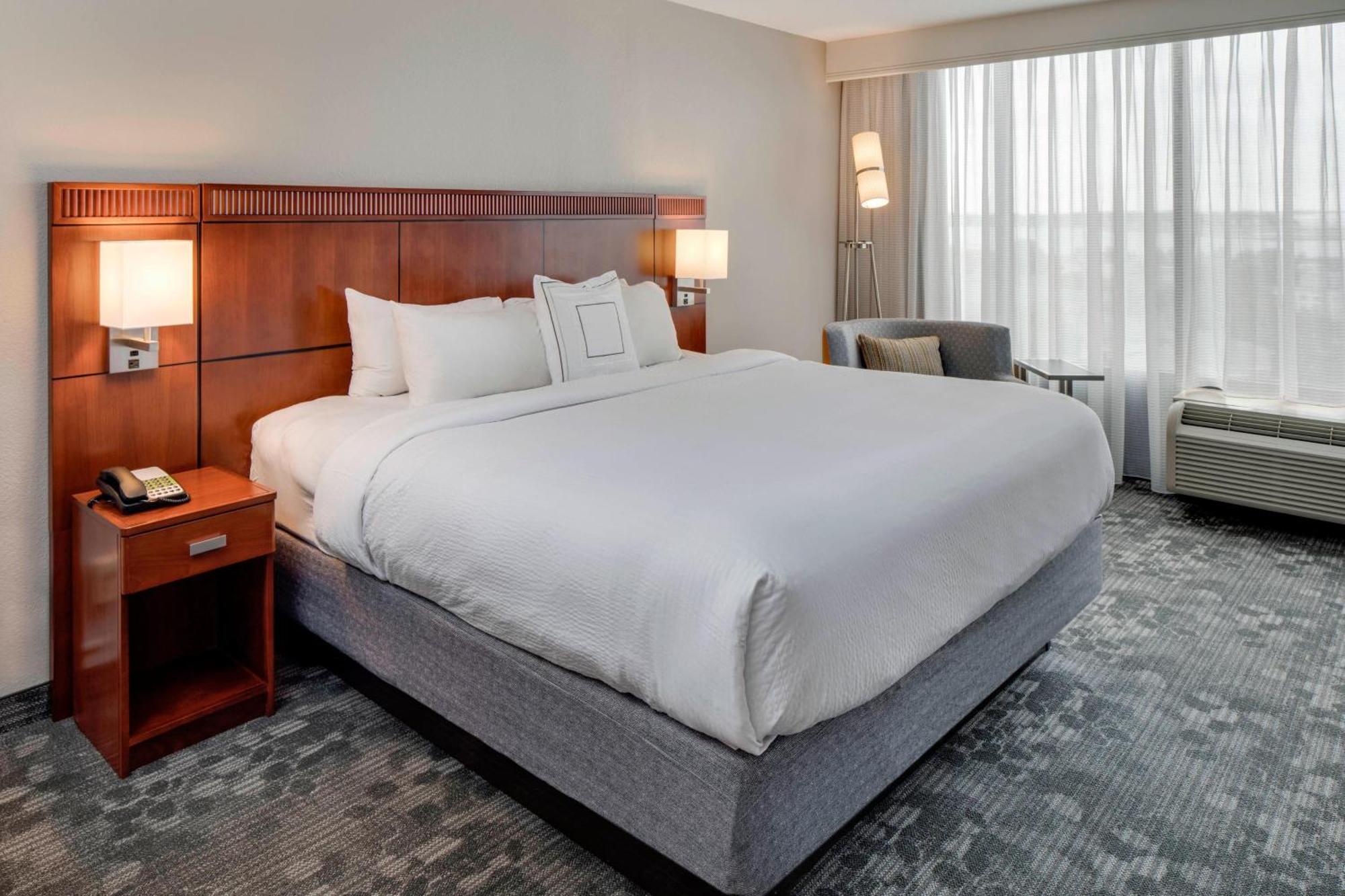 Отель Courtyard By Marriott Boston Logan Airport Экстерьер фото