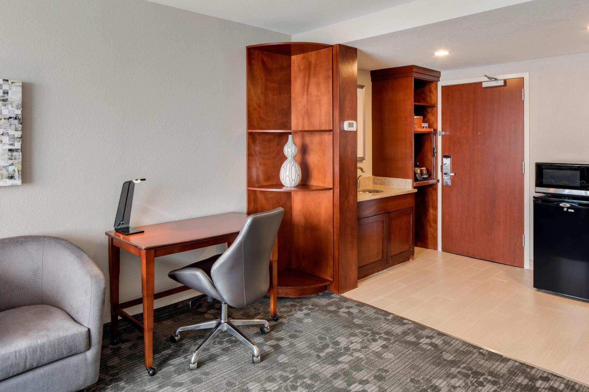 Отель Courtyard By Marriott Boston Logan Airport Экстерьер фото