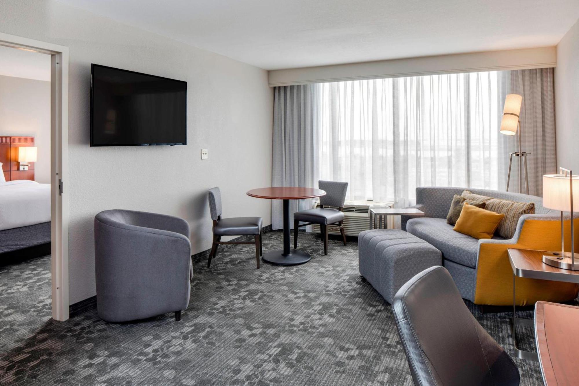 Отель Courtyard By Marriott Boston Logan Airport Экстерьер фото