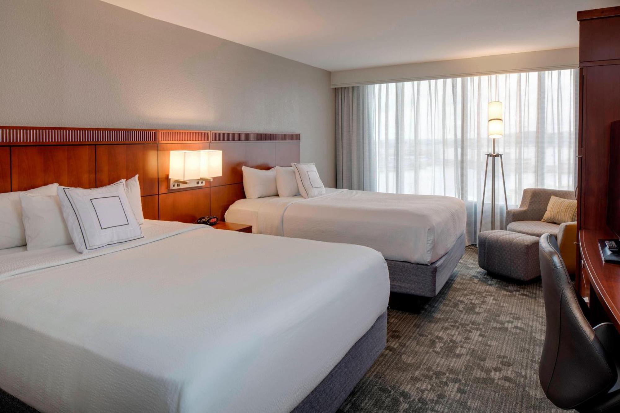 Отель Courtyard By Marriott Boston Logan Airport Экстерьер фото