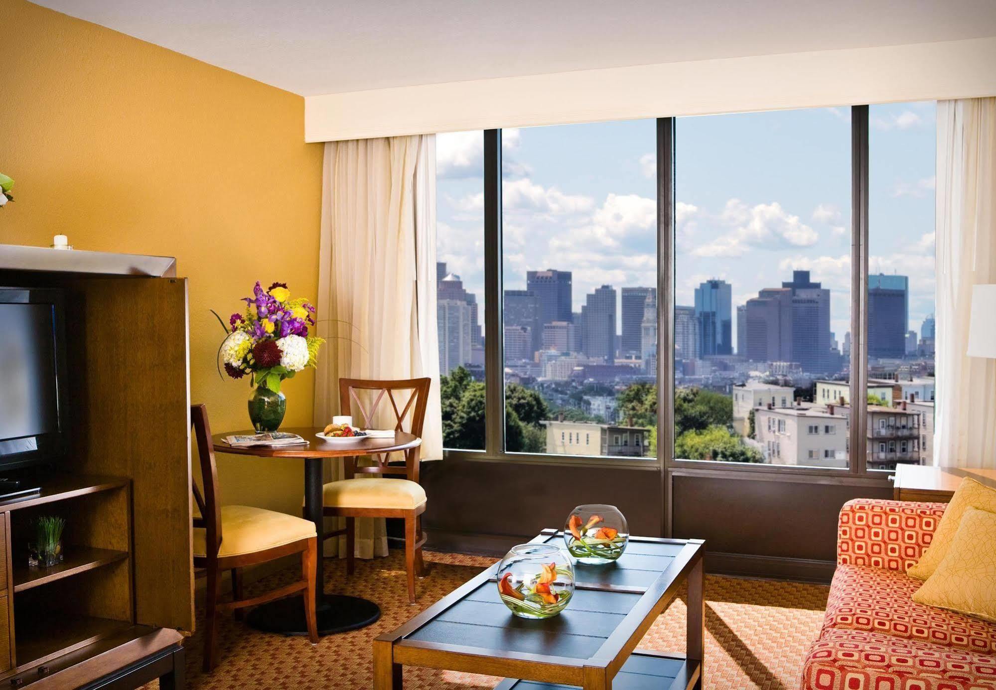 Отель Courtyard By Marriott Boston Logan Airport Экстерьер фото